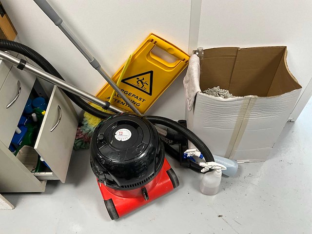 Diverse schoonmaakartikelen en planten toebehoren - afbeelding 8 van  9