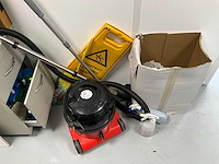 Diverse schoonmaakartikelen en planten toebehoren - afbeelding 8 van  9