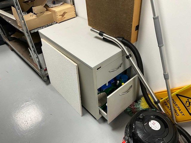 Diverse schoonmaakartikelen en planten toebehoren - afbeelding 9 van  9