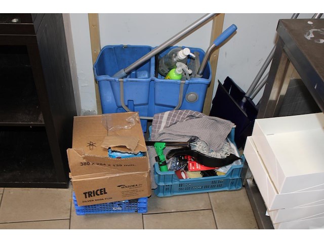 Diverse schoonmaakmaterialen w.o. bezems, trekkers en mopwagen. - afbeelding 3 van  3