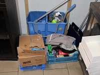 Diverse schoonmaakmaterialen w.o. bezems, trekkers en mopwagen. - afbeelding 3 van  3