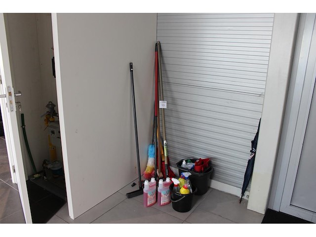 Diverse schoonmaakmaterialen w.o. emmers en bezem. - afbeelding 1 van  2