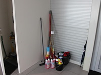 Diverse schoonmaakmaterialen w.o. emmers en bezem.