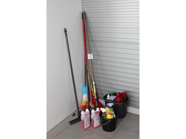 Diverse schoonmaakmaterialen w.o. emmers en bezem. - afbeelding 2 van  2