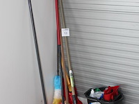 Diverse schoonmaakmaterialen w.o. emmers en bezem. - afbeelding 2 van  2