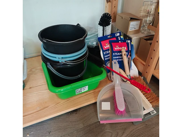 Diverse schoonmaakmaterialen - afbeelding 1 van  2