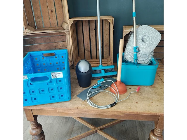 Diverse schoonmaakmaterialen - afbeelding 1 van  4