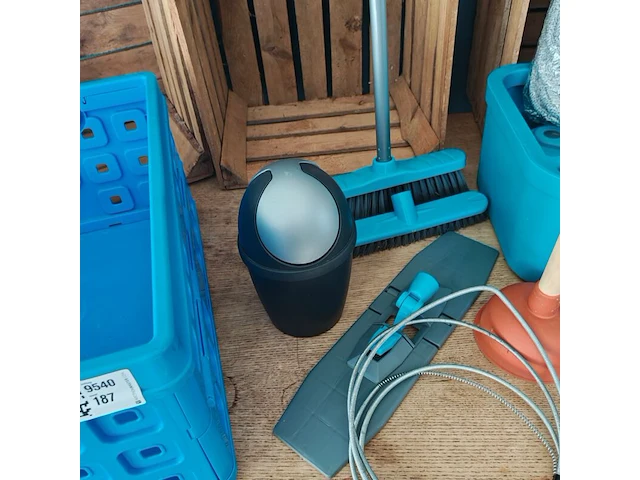 Diverse schoonmaakmaterialen - afbeelding 2 van  4