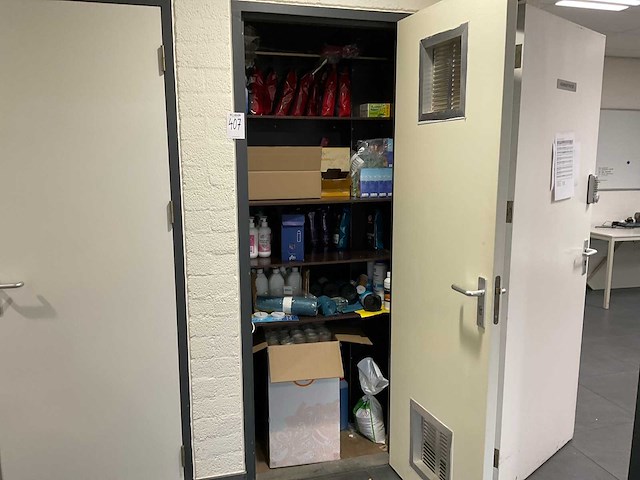 Diverse schoonmaakmiddelen - afbeelding 1 van  8