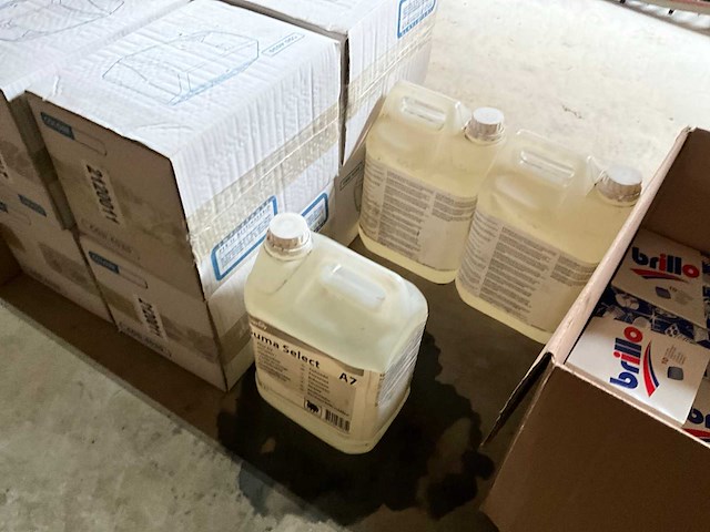 Diverse schoonmaakmiddelen - afbeelding 3 van  8