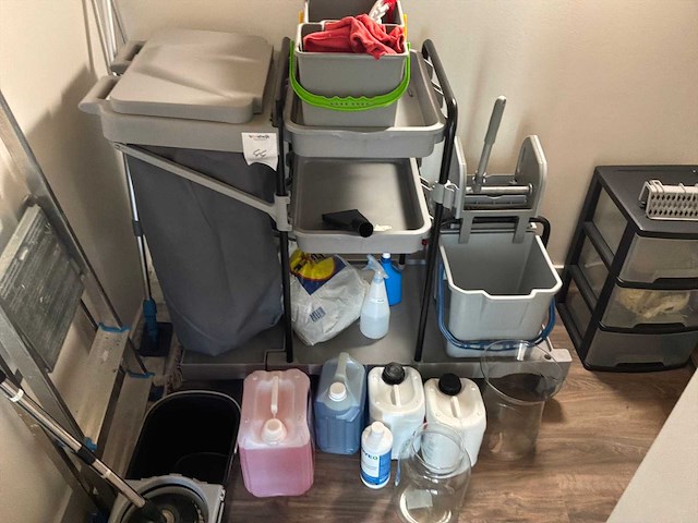 Diverse schoonmaakmiddelen - afbeelding 1 van  3