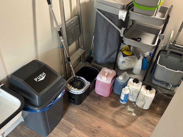 Diverse schoonmaakmiddelen - afbeelding 3 van  3