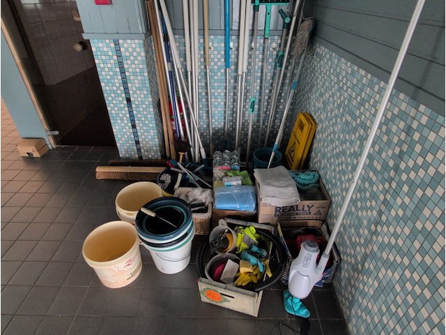 Diverse schoonmaakmiddelen - afbeelding 2 van  5