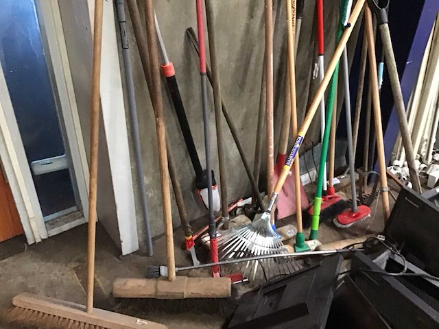 Diverse schoonmaak/tuin benodigdheden - afbeelding 1 van  4