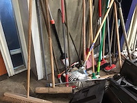 Diverse schoonmaak/tuin benodigdheden - afbeelding 1 van  4