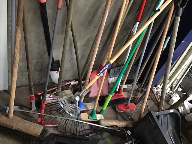 Diverse schoonmaak/tuin benodigdheden - afbeelding 2 van  4