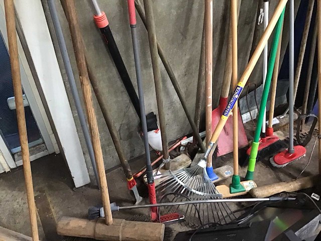 Diverse schoonmaak/tuin benodigdheden - afbeelding 3 van  4