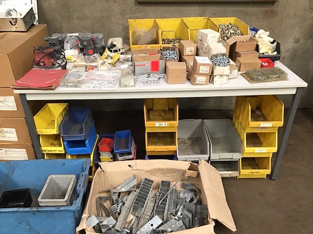 Diverse schroeven, pluggen en moeren - afbeelding 1 van  4