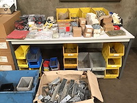 Diverse schroeven, pluggen en moeren - afbeelding 1 van  4