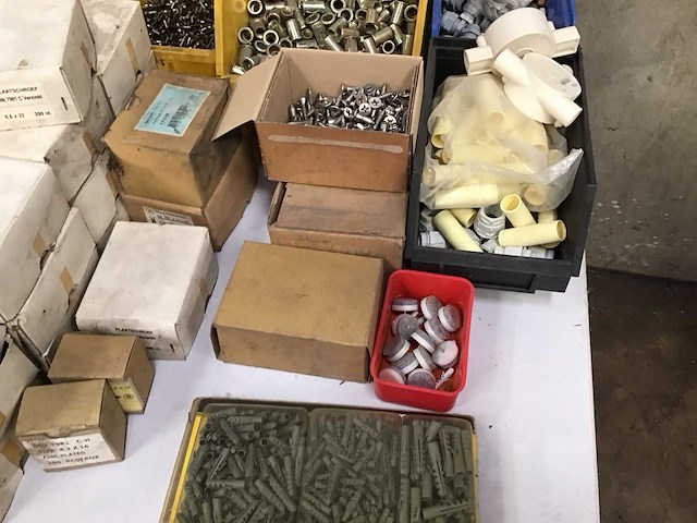 Diverse schroeven, pluggen en moeren - afbeelding 3 van  4