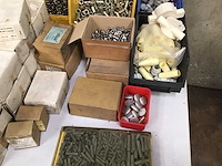 Diverse schroeven, pluggen en moeren - afbeelding 3 van  4