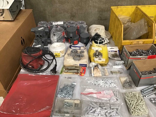 Diverse schroeven, pluggen en moeren - afbeelding 4 van  4