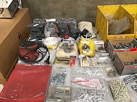 Diverse schroeven, pluggen en moeren - afbeelding 4 van  4