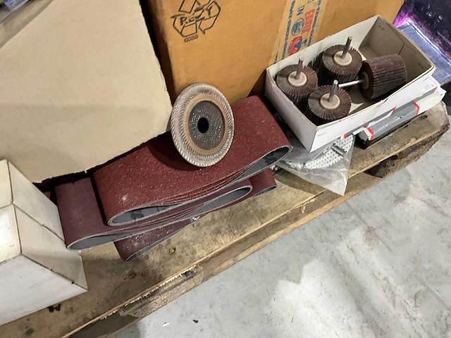 Diverse schuurbanden en wielen - afbeelding 2 van  11