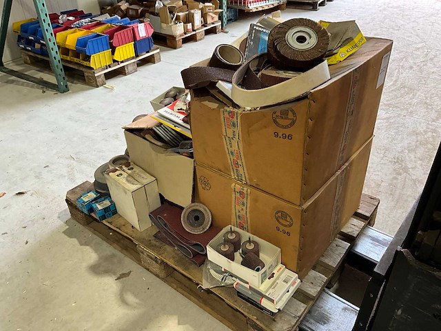 Diverse schuurbanden en wielen - afbeelding 1 van  11