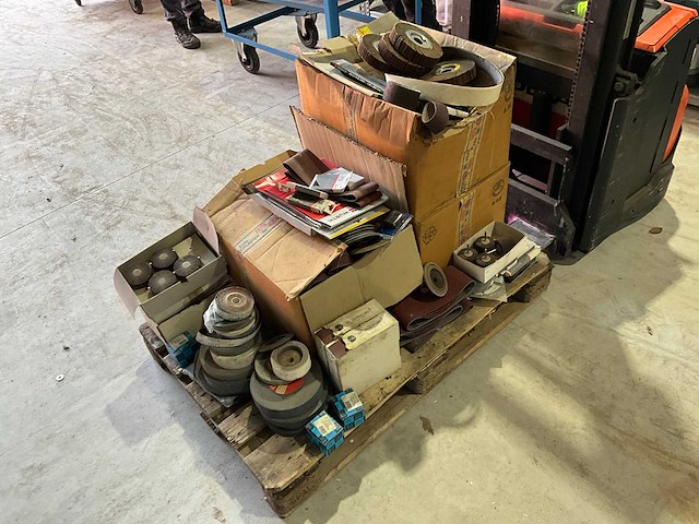 Diverse schuurbanden en wielen - afbeelding 4 van  11