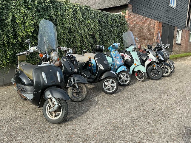 Diverse scooter (8x) - afbeelding 1 van  34