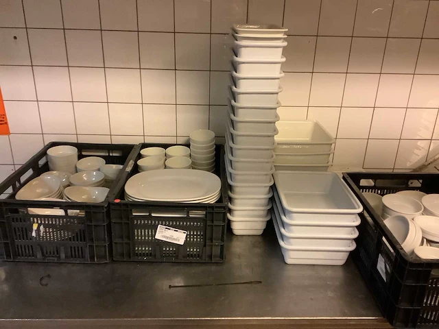 Diverse servies, kommen, schalen en bakken - afbeelding 1 van  6