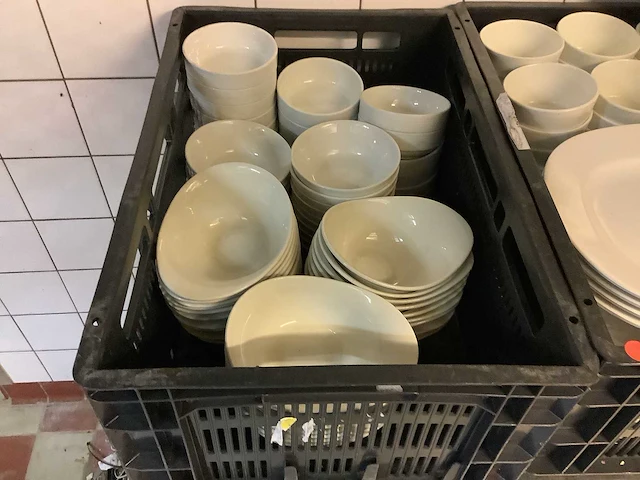 Diverse servies, kommen, schalen en bakken - afbeelding 2 van  6