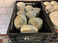 Diverse servies, kommen, schalen en bakken - afbeelding 2 van  6