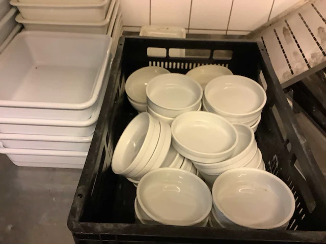 Diverse servies, kommen, schalen en bakken - afbeelding 5 van  6