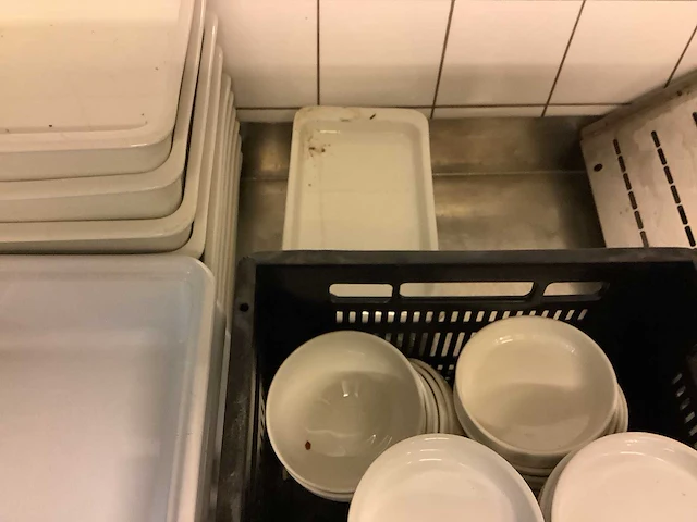 Diverse servies, kommen, schalen en bakken - afbeelding 6 van  6