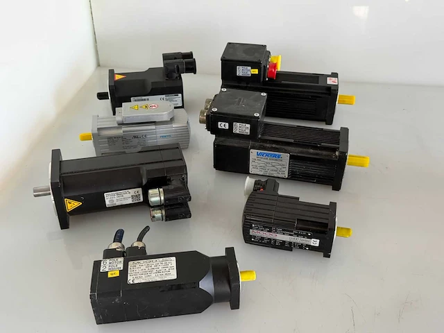 Diverse servomotoren - afbeelding 1 van  7