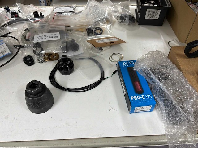 Diverse shimano / bosch / hbm / frf / megeavo fietsonderdelen en gereedschappen - afbeelding 10 van  11