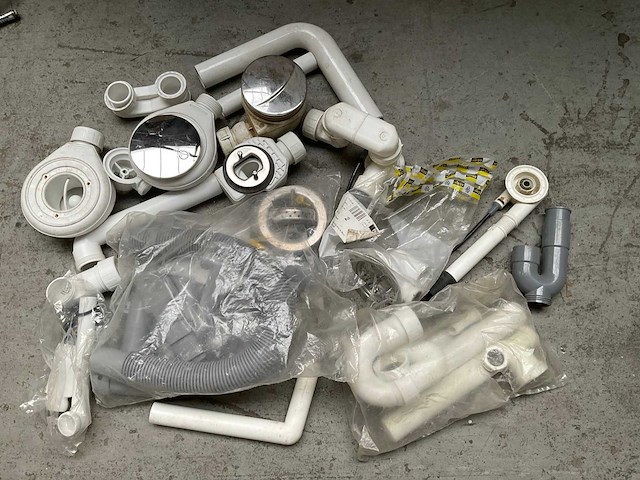 Diverse sifon en afvoer materiaal - afbeelding 1 van  1