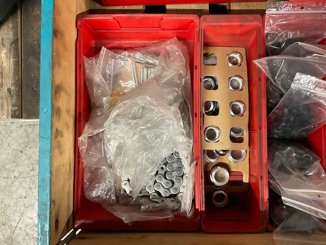 Diverse slijpschijven, kettingen en ton - afbeelding 5 van  17