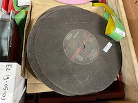 Diverse slijpschijven, kettingen en ton - afbeelding 12 van  17