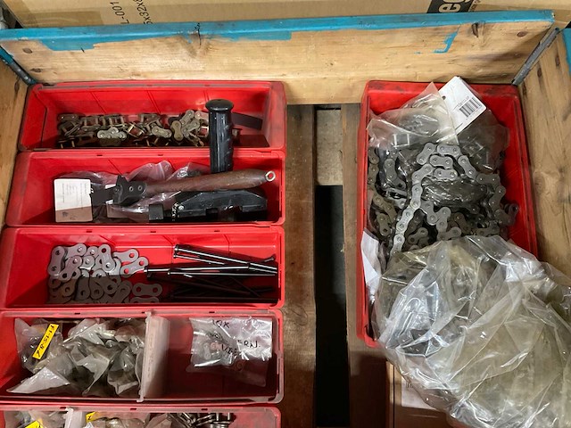 Diverse slijpschijven, kettingen en ton - afbeelding 2 van  17