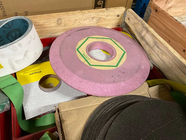 Diverse slijpschijven, kettingen en ton - afbeelding 11 van  17