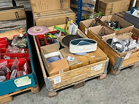 Diverse slijpschijven, kettingen en ton - afbeelding 1 van  17