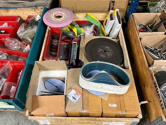 Diverse slijpschijven, kettingen en ton - afbeelding 10 van  17