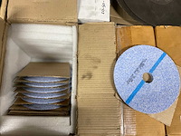 Diverse slijpschijven, kettingen en ton - afbeelding 14 van  17