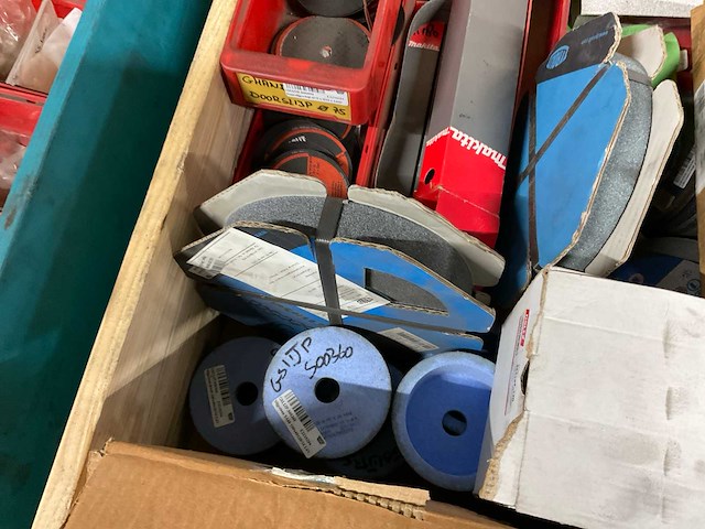 Diverse slijpschijven, kettingen en ton - afbeelding 15 van  17