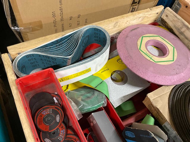 Diverse slijpschijven, kettingen en ton - afbeelding 17 van  17