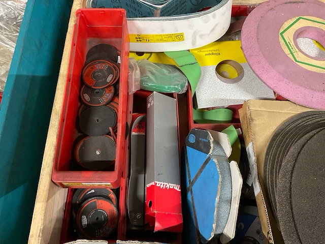 Diverse slijpschijven, kettingen en ton - afbeelding 16 van  17