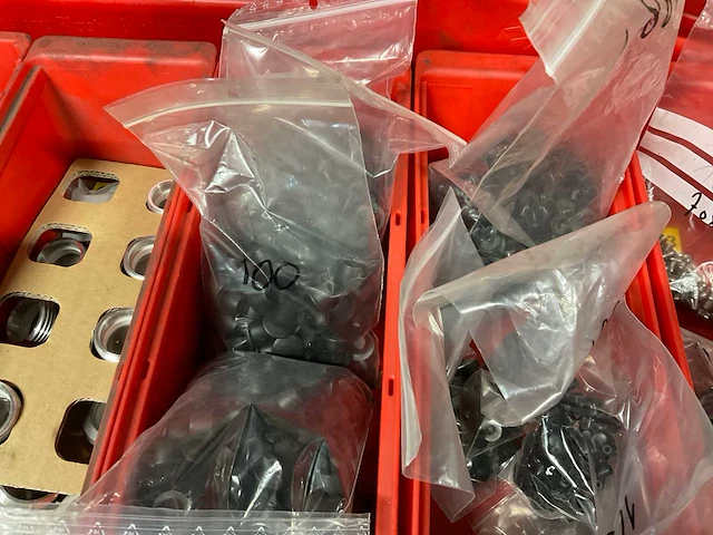 Diverse slijpschijven, kettingen en ton - afbeelding 9 van  17